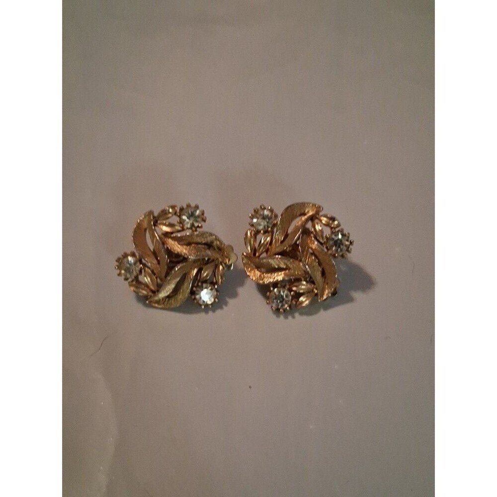 Vintage Lisner Clip On Earrings Gold Tone Leaves Whit Clear Rhinestone.